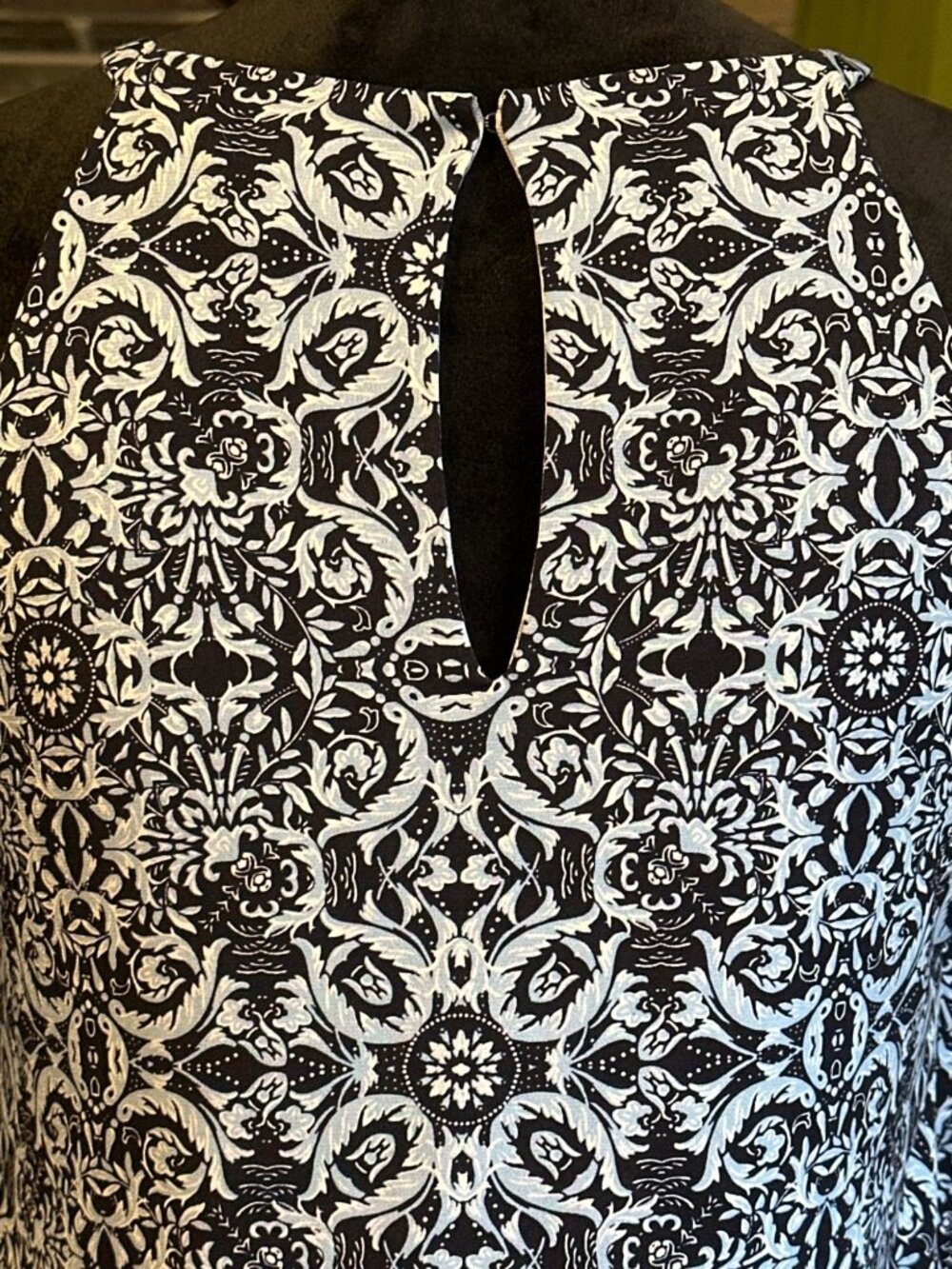 White House Black Market Sleeveless Keyhole Tiered Ruffle Print Top S Black/Whit - Picture 5 of 7